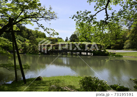 京都仙洞御所 南池 藤棚と八ッ橋 京都仙洞御所 南池 藤棚と八ッ橋 73195591