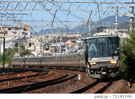 さくら夙川駅付近を走る223系快速 73195749