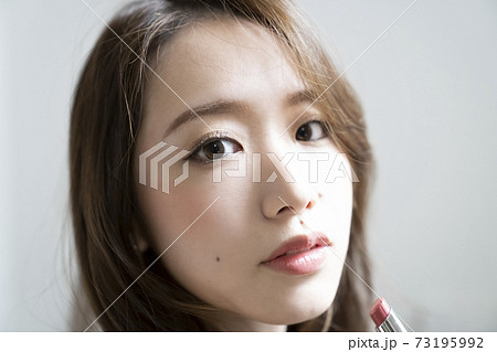 リップを付ける女性 73195992