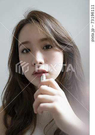 リップを塗る女性 リップを塗る女性 73196111