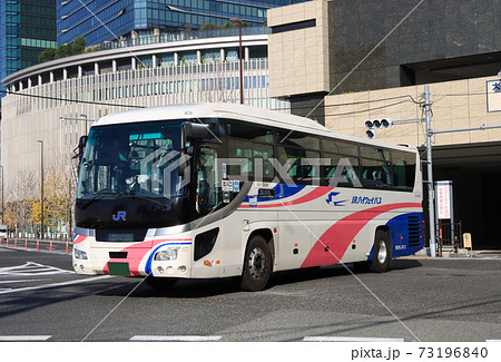 大阪駅を出発する西日本ジェーアールバス 73196840
