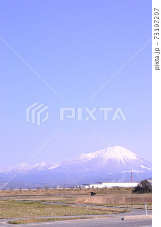 澄んだ空の下にそびえる大山 73197207