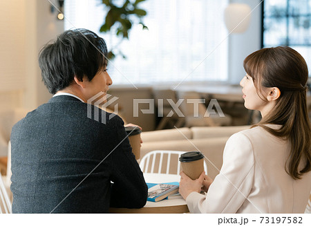 婚活中の男女 婚活中の男女 73197582