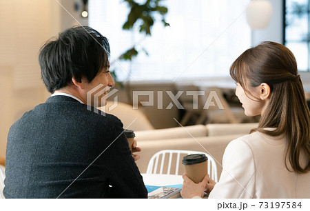 婚活中の男女 73197584