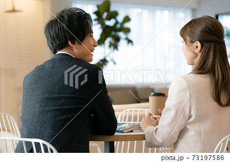 婚活中の男女 婚活中の男女 73197586