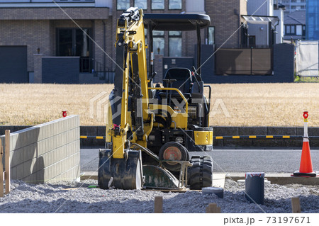 小型のパワーショベル 73197671