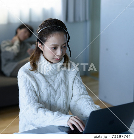 在宅ワークの妻 73197744