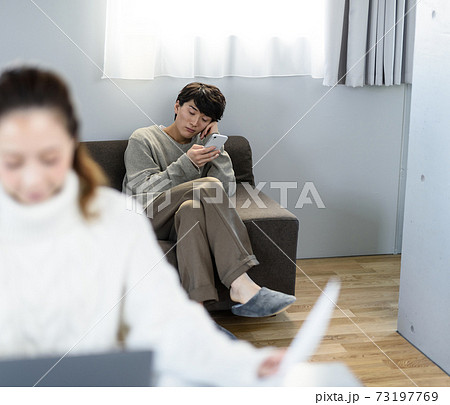 在宅ワークの妻 73197769