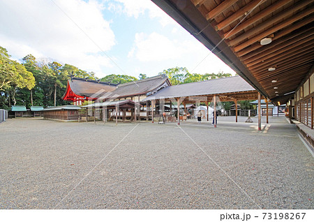 福岡県にある世界遺産宗像大社の本殿と拝殿 73198267