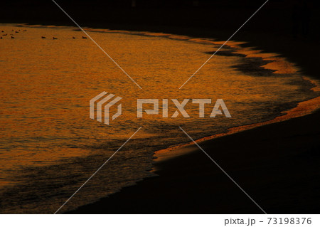 夕焼け色に染まる海 73198376