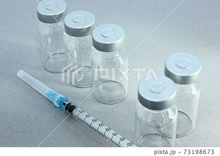 【予防接種・ワクチン関連記事のサムネイルに】ワクチンバイアル瓶と注射器 73198673
