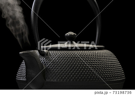 鉄瓶でお湯を沸かす 鉄瓶でお湯を沸かす 73198736