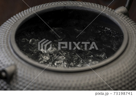鉄瓶でお湯を沸かす 73198741
