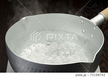鍋でお湯を沸かす 73198742