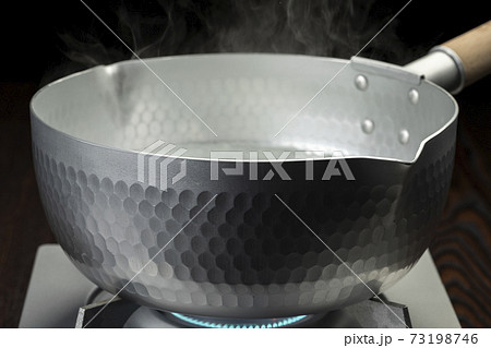 鍋でお湯を沸かす 73198746