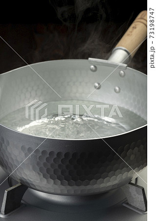 鍋でお湯を沸かす 73198747