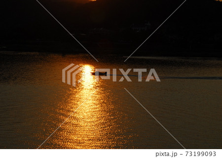 夕暮れ 海 夕焼け 73199093