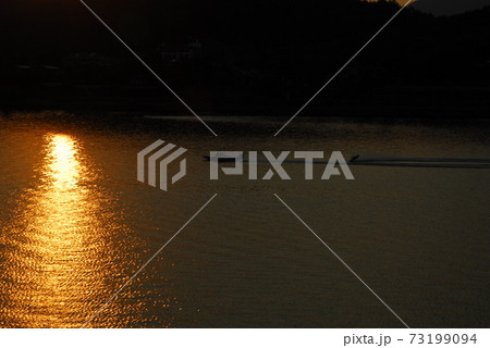 夕暮れ 海 夕焼け 73199094