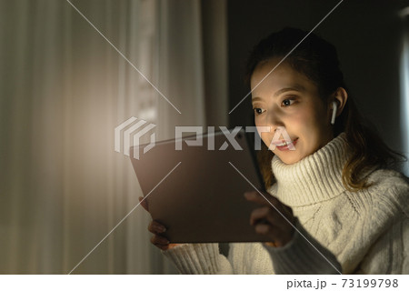 ライフスタイル（部屋で過ごすイメージ） 73199798