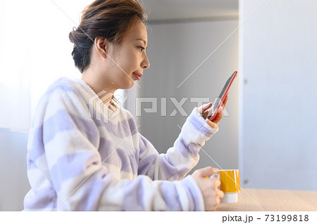部屋で過ごす時間 部屋で過ごす時間 73199818