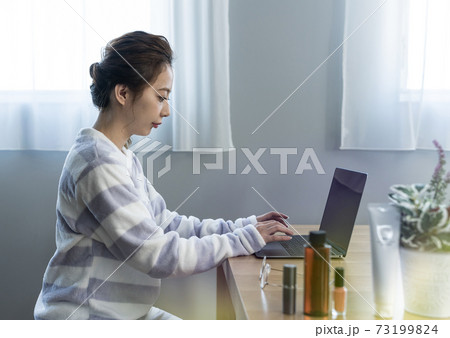 部屋で過ごす時間 73199824