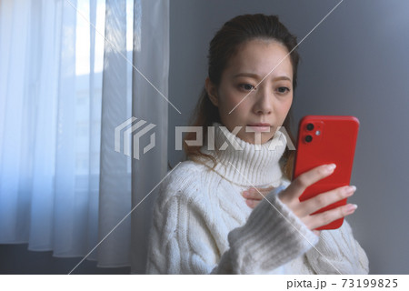 不安な女性 不安な女性 73199825