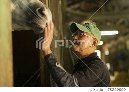 馬を飼育する男性 馬を飼育する男性 73200000