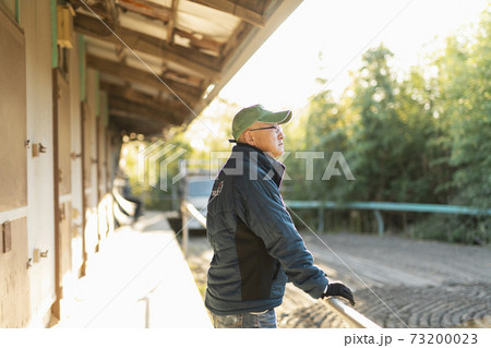 馬を飼育する男性 馬を飼育する男性 73200023