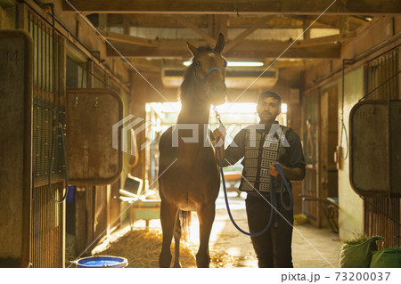 競走馬と飼育員の写真素材