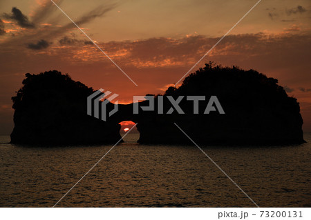 円月島の夕日 円月島の夕日 73200131