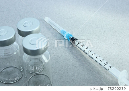【予防接種・ワクチン関連記事のサムネイルに】ワクチンバイアル瓶と注射器 73200239