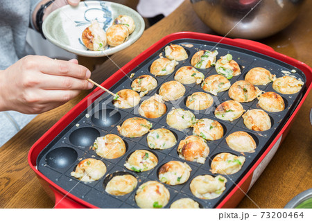 たこやきをひっくり返す手元 73200464