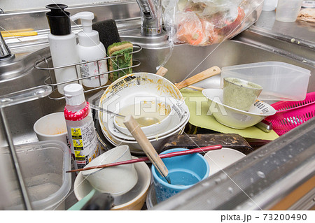汚れものがたまったキッチンのシンク 汚れものがたまったキッチンのシンク 73200490