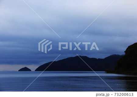 琵琶湖の秋　葛籠尾崎と竹生島 73200613