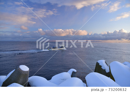冬の北海道八雲町落部漁港から出漁する漁船の朝の風景を撮影 冬の北海道八雲町落部漁港から出漁する漁船の朝の風景を撮影 73200632
