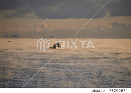 冬の北海道八雲町落部漁港から出漁する漁船の朝の風景を撮影 73200674