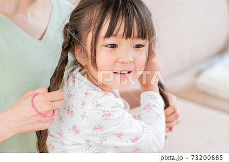 三つ編みをする子供 三つ編みをする子供 73200885