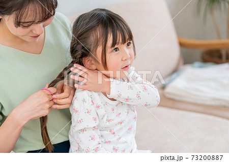 三つ編みをするママ 73200887