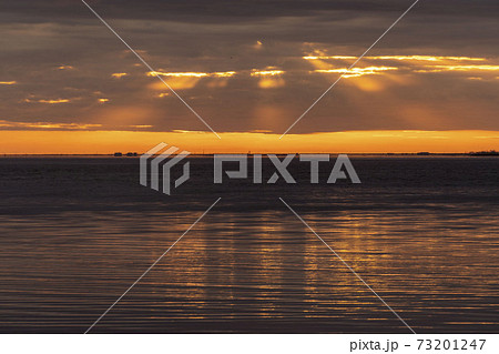 北海道の野付半島から上る朝陽 73201247