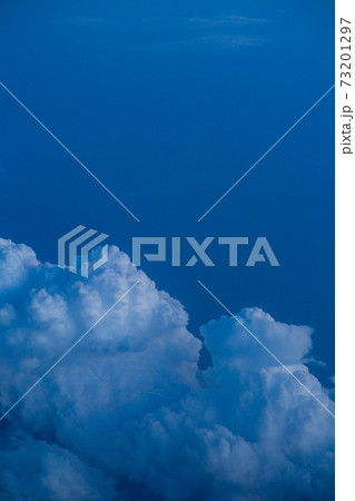 飛行機の窓から見える雲 飛行機の窓から見える雲 73201297