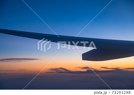 飛行機の窓から見える景色の写真素材