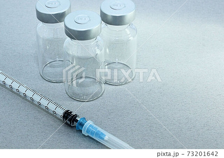 【予防接種・ワクチン関連記事のサムネイルに】ワクチンバイアル瓶と注射器 73201642
