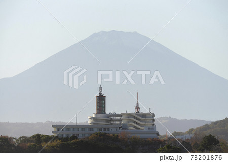 東海大学湘南キャンパスと富士山 73201876