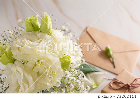 白い花の花束と手紙の写真素材