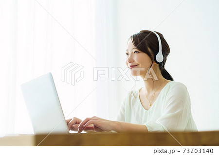 リモートワークする女性 30代 リモートワークする女性 30代 73203140