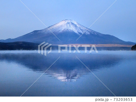 山中湖の冬の朝富士 山中湖の冬の朝富士 73203653