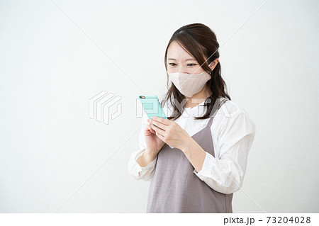 マスクをした女性 73204028