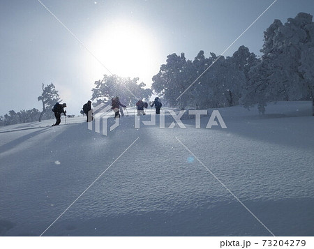 静寂の雪山を登る 73204279