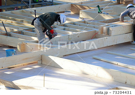 床工事の作業員 床工事の作業員 73204431