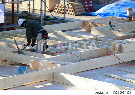 床工事の作業員 床工事の作業員 73204432